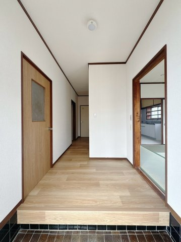 【中古戸建】足利市大前町の玄関|■玄関｜「玄関から、我が家を心地よく。自然の風や光を感じられる気持ちのいい玄関へ。」永く居心地のいい暮らしを演出する快適性能と安心を両立させたドア♪