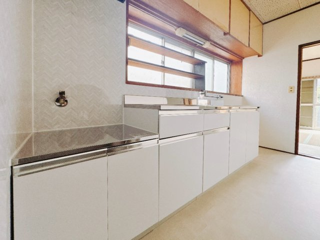 【中古戸建】足利市大前町のキッチン|■キッチン｜お料理時の油の臭いや煙などが隣接するお部屋に充満しにくい造りとなっており、急な来客時にも生活感を見せずに過ごせます♪