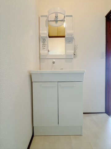 【中古戸建】足利市大前町の独立洗面台|■洗面室｜大きな鏡と使いやすさがいっぱいの洗面化粧台。お手入れ簡単でいつもキレイに(*^^*)