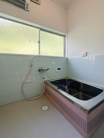 【中古戸建】足利市大前町の浴室|■浴室｜1日の疲れを癒す、ゆったりとしたバスタイムをぜひお過ごしください(*＾＾*)大きな窓付きで嬉しい♪
