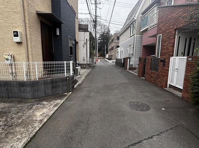 所沢市宮本町1丁目　中古売戸建の前面道路含む現地写真