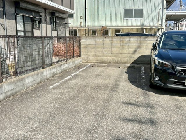 グレイスフル土山東の駐車場