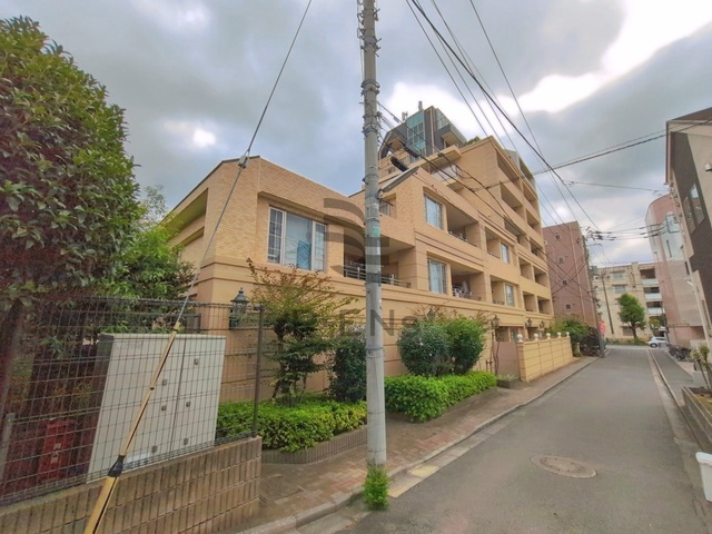 【外観】 | グランシティ上石神井 | 穏やかな街並みに佇む、落ち着いた雰囲気が印象的なマンション