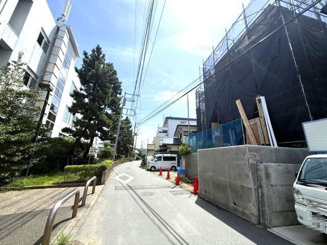 海まで2分！オーシャンビュールーフバルコニー　インナーバルコニーの前面道路含む現地写真|前面道路