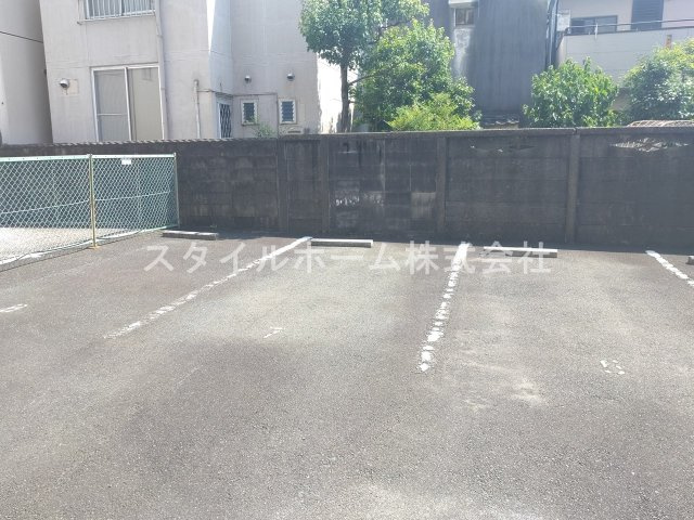 ジナ東海の駐車場