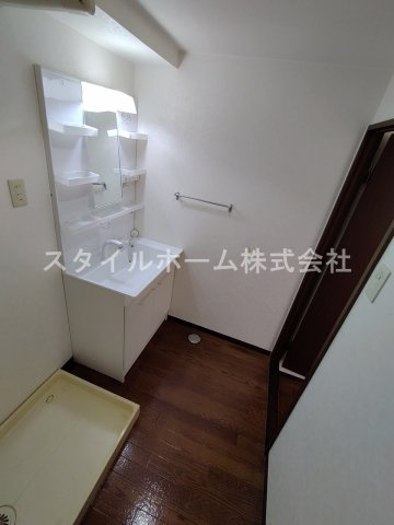 ジナ東海の独立洗面台|別部屋写真です。