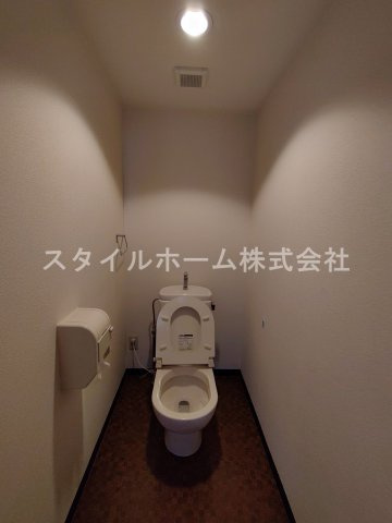 ジナ東海のトイレ|別部屋写真です。