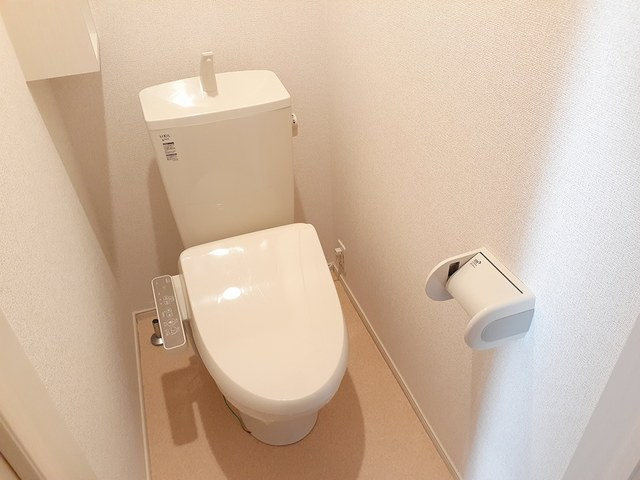 温水洗浄便座付きのトイレです♪