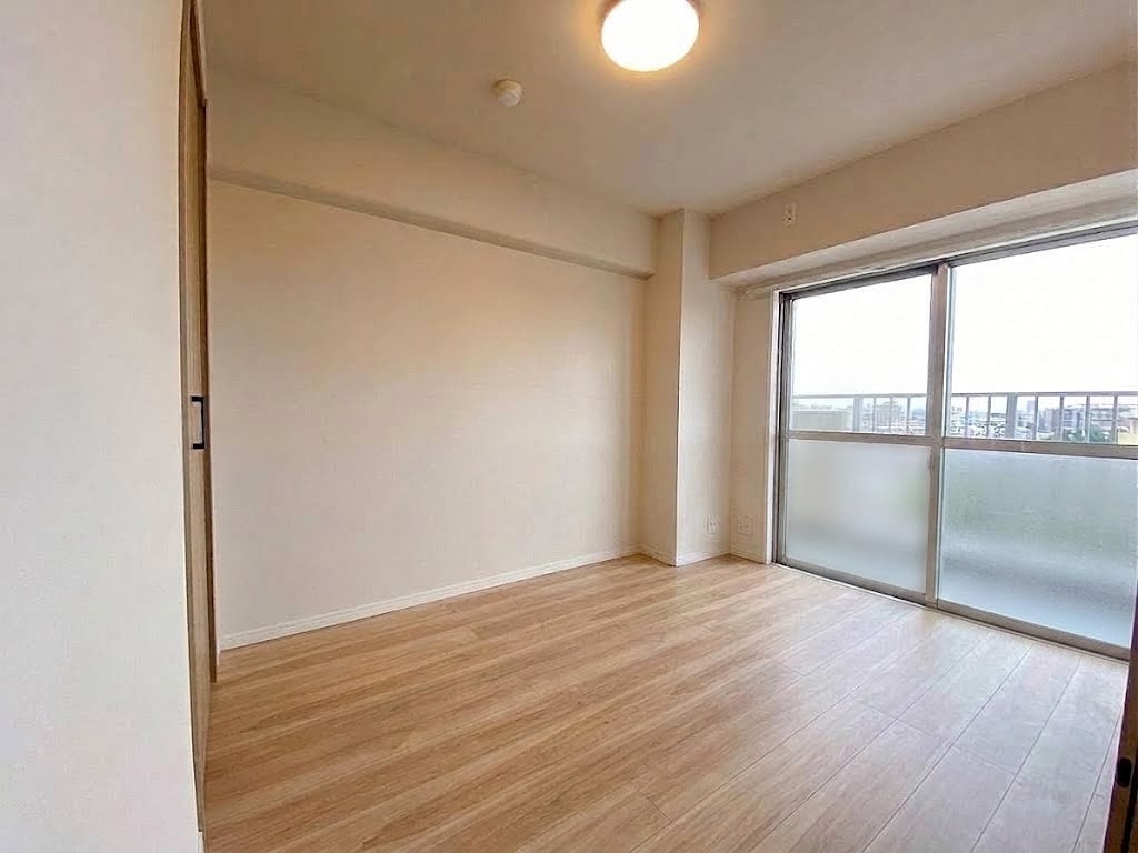 メゾン和光台の洋室|間取り図右下に位置する洋室4.3帖のお部屋です。独立性の高い空間となっており、趣味の部屋や作業スペースなど多様なライフスタイルに対応可能です。コンパクトながら快適にお過ごしいただける設計です。