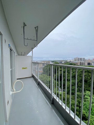 メゾン和光台のバルコニー|バルコニー面積7.72㎡を備えた開放感のある空間です。日当たりや風通しが良く、洗濯物を干す際も快適に利用できます。ちょっとした気分転換や外の空気を味わうリフレッシュスペースとしても活躍します。