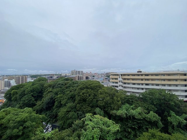 メゾン和光台の展望|バルコニーからの眺望は視界を遮る大きな建物がなく、開放的な景色が広がります。遠くまで見渡せる心地よい空間で、爽やかな風を感じながら日々の忙しさを忘れてリフレッシュできる魅力的な環境です。