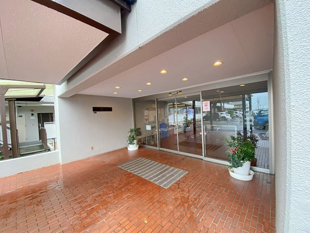 メゾン和光台|マンションの顔となるアプローチ部分は手入れが行き届いており、明るく開放感があります。敷地内は清潔に保たれており、居住者や訪問者を優しく迎えてくれる安心感のある佇まいが魅力的な建物デザインです。
