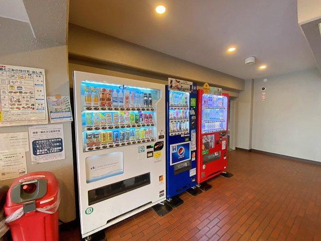 メゾン和光台のその他共用部分|マンション館内には便利な自動販売機が設置されており、喉が渇いた際や急な来客時にも敷地内で手軽に飲み物を購入できます。居住者の日常の利便性を高めてくれる、大変助かる嬉しい共用設備となっております。