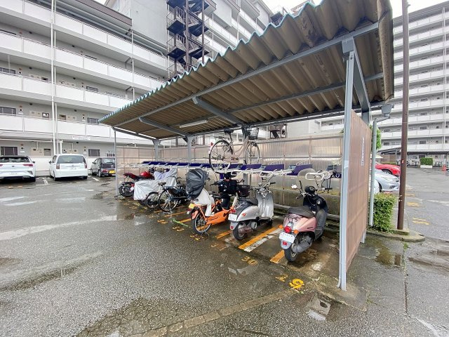 メゾン和光台の駐輪場|敷地内には整然と管理された駐輪場スペースが用意されています。通勤やお買い物で自転車を日常的に利用される方にも安心の住環境。日々の移動を快適にサポートしてくれる利便性の高い共用エリアとなっております。