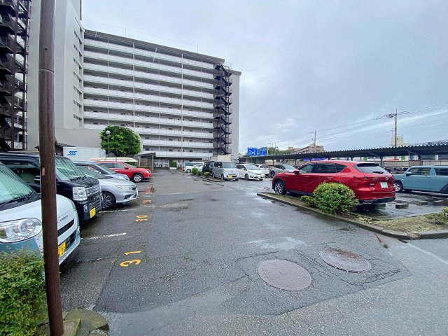 メゾン和光台の駐車場|敷地内に確保された駐車場スペースです。大切なお車をマンションのすぐ近くで管理・駐車でき、お買い物帰りや天候の悪い日の移動もスムーズに行えます。空き状況につきましては気軽にお問い合わせください。