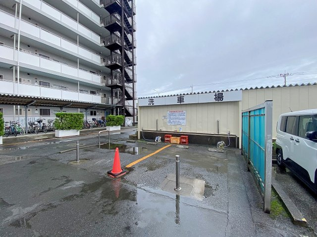 メゾン和光台の駐車場|敷地内には便利な洗車台スペースが設置されており、愛車のお手入れを敷地内で気軽に行うことができます。休日に遠出することなく車を清潔に保てるため、車好きの方や日常的に運転される方に嬉しい設備です。