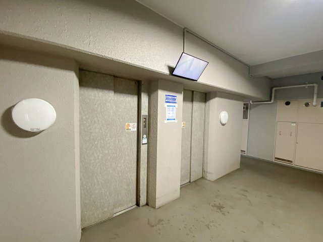 メゾン和光台のその他共用部分|重い荷物を持っている日や車椅子・ベビーカーでの移動もスムーズに行えるエレベーターを完備しています。日々の昇降作業の負担を軽減し、幅広い世代の居住者が快適・安全に暮らせる住環境が整えられています。