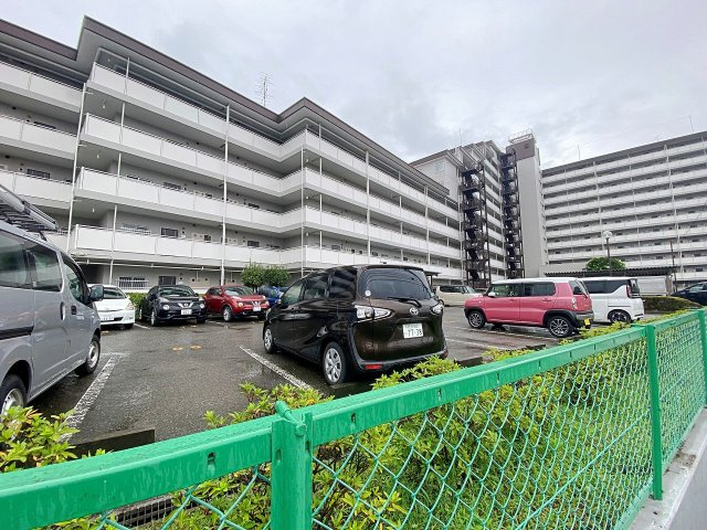 メゾン和光台の外観|落ち着きのあるデザインが魅力的な建物外観です。周辺環境とも美しく調和しており、管理体制の良さが伺える佇まい。毎日の帰宅が楽しみになるような、上品で洗練された雰囲気を醸し出しているマンションです。