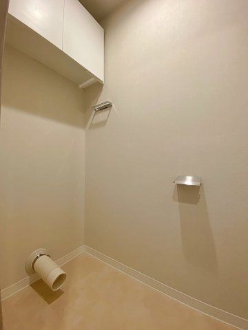 メゾン和光台のトイレ|快適に利用できる温水洗浄便座付きトイレへ新規交換しています(後程設置)。衛生面・機能面ともに優れており、毎日の生活空間を清潔に保てます。シンプルで落ち着いた内装が心地よいプライベート空間を演出します。