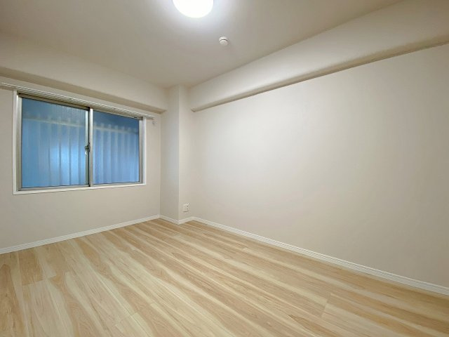 メゾン和光台の寝室|間取り図右上に位置する洋室5.5帖のお部屋です。主寝室として最適な広さを確保しており、落ち着いた環境でぐっすりとプライベートな時間を過ごせます。収納スペースも備え、すっきりとお部屋を使えます。
