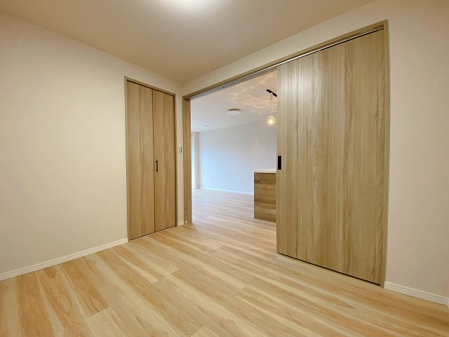 メゾン和光台の子供部屋|間取り図右中央に配された洋室4.3帖のお部屋です。お子様のお部屋や書斎、テレワークスペースとしてもフレキシブルに活用できます。採光もしっかり取れており、心地よいプライベートな時間を過ごせます。