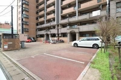 ウイングコートC館の駐車場
