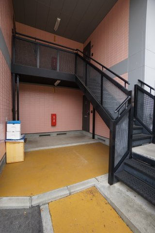ラッキータウン庭瀬D棟のエントランス|ゆとりのあるエントランスです