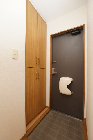 ラッキータウン庭瀬D棟の玄関|シンプルで使いやすい玄関です