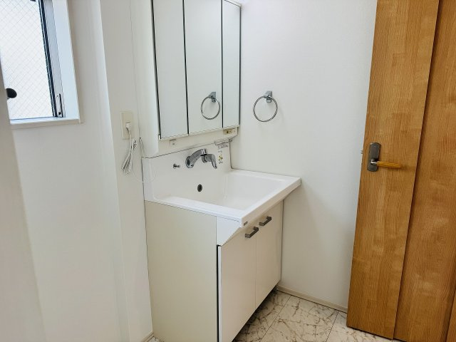 八王子市　台町　中古戸建ての独立洗面台|～３面鏡付きの独立洗面台　細々している物をスッキリ収納出来ます～