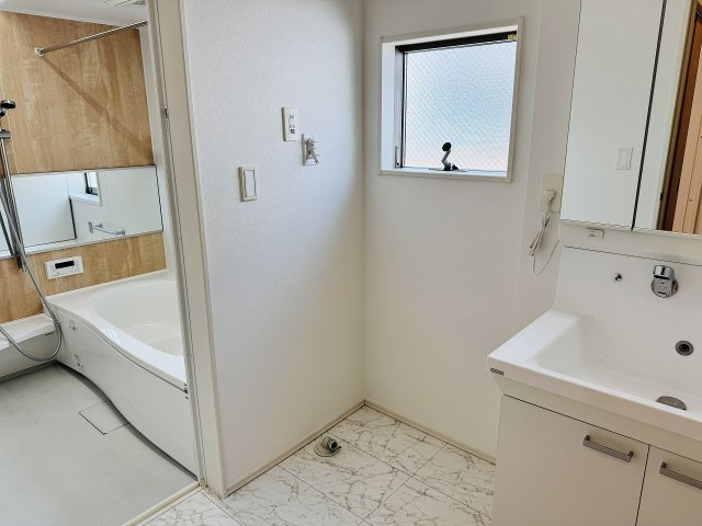八王子市　台町　中古戸建ての脱衣所|～窓付きで明るい洗面所　換気もしやすいです～