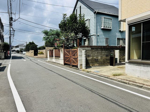 八王子市　台町　中古戸建ての前面道路含む現地写真|～南側6ｍ道路に面しています～