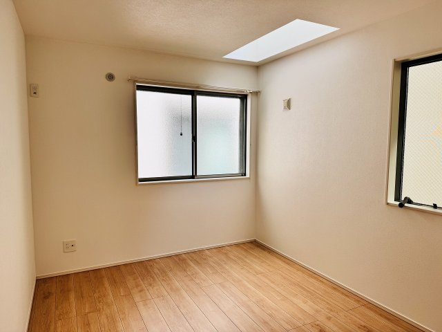 八王子市　台町　中古戸建ての子供部屋|～1階6.0帖の洋室　2面採光で風通しの良いお部屋です～