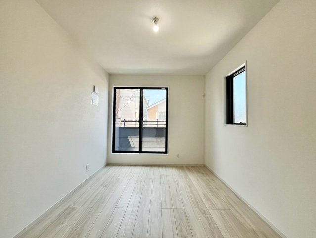 【仲介手数料無料】ふじみ野市旭1丁目―新築分譲住宅―全2棟の洋室|3LDKのゆとりある間取りで、ご家族の成長に寄り添います。二面採光で、やさしい光と静けさが、自然な眠りへと導いてくれる癒しの寝室です。