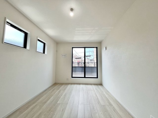 【仲介手数料無料】ふじみ野市旭1丁目―新築分譲住宅―全2棟の洋室|二面採光により陽当たりと風通しに優れた洋室。明るく開放的な空間で、寝室や子ども部屋にもおすすめです。