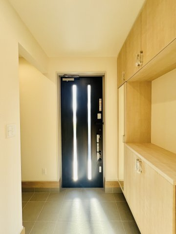 高崎市新町の玄関|着脱もスムーズにできる広々玄関◎
