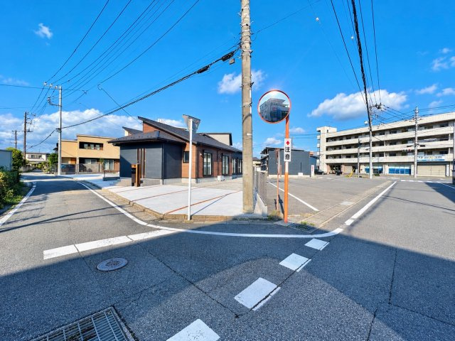 高崎市新町の前面道路含む現地写真|駐車スペース３台可◎