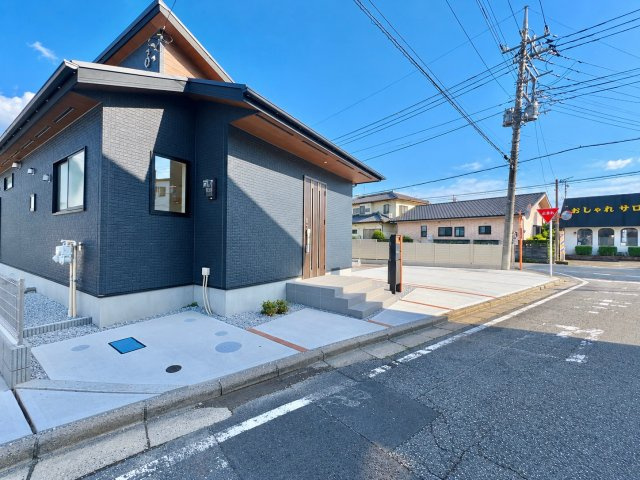 高崎市新町の前面道路含む現地写真|間口も広く駐車も楽々♪