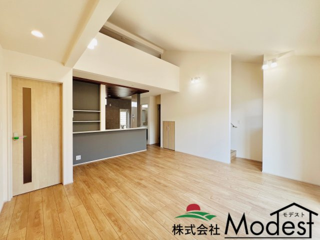 高崎市新町の居間・リビング|ご家族も自然と集まる18帖の開放的なLDK♪