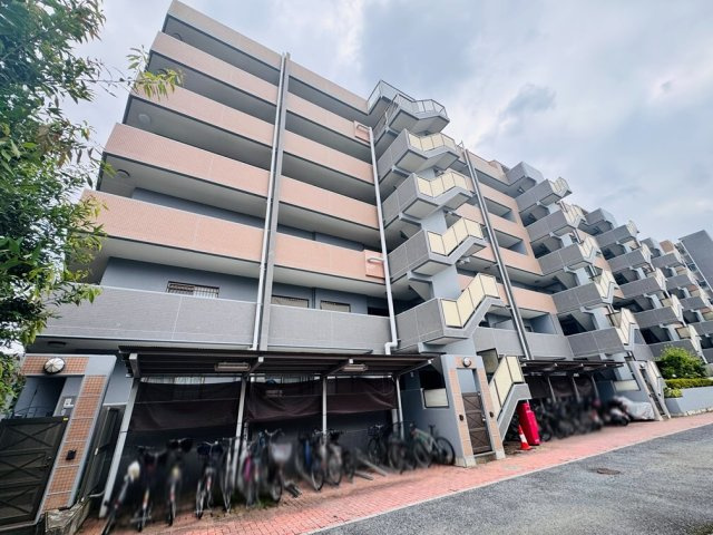【外観】 | アーベイン和光南キッズパーク　（成増店） | 自然に囲まれた閑静な住宅街に立地
