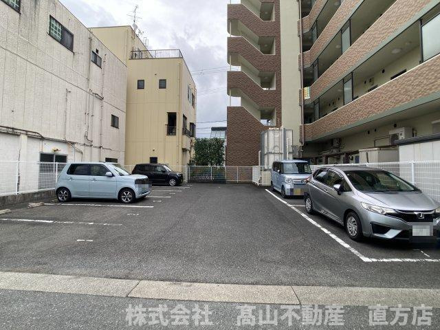 直方市古町の賃貸マンションの駐車場
