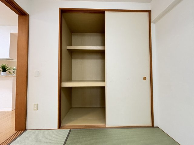 和室には押し入れがございます。来客用の布団などが収納できます。