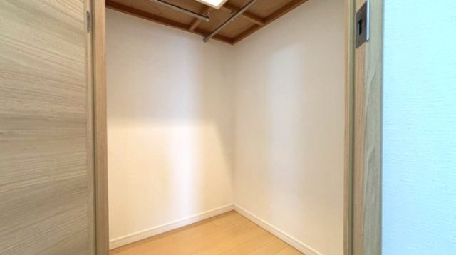 各居室には収納がございます。