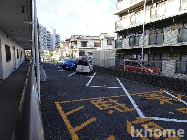 ファミールシーダの駐車場
