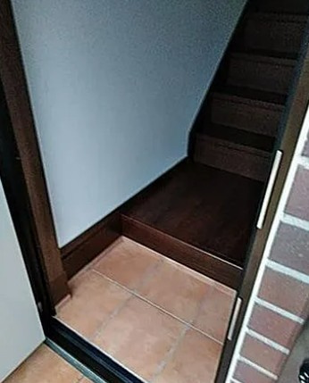 エスパーダ小竹町の玄関