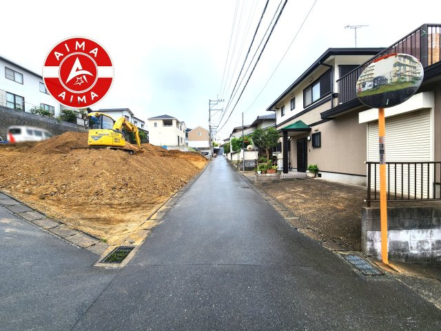 福岡市東区舞松原5丁目第1-4棟（2号棟）　の前面道路含む現地写真|前面道路は閑静な住宅地をはしる車通りの少ない道路。お車の出し入れが苦手なママや小さなお子様にも安心ですね。しっかり舗装もされているので、ベビーカーや自転車で通っても快適に通行できます。
