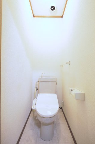 カーメル原のトイレ|※写真は別の部屋のものです。