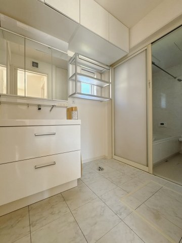 【中古戸建】足利市山川町の独立洗面台|■洗面室｜洗濯機を置いてもゆとりある広さの洗面脱衣室です♪三面鏡の洗面化粧台なので身支度もしやすくおしゃれが好きな方にも嬉しい設計です♪窓があるので換気の際も楽ちんです♪