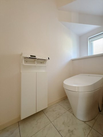 【中古戸建】足利市山川町のトイレ|■トイレ｜トイレは1・2階それぞれにシャワー付きトイレを完備。朝夕の忙しい時ほど、家族のトイレ時間がかぶるもの。トイレが2箇所にあると時短にも繋がり便利です。