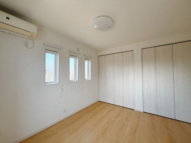 【中古戸建】足利市山川町の洋室|■洋室｜ナチュラルカラーの床です。模様替えなどとても楽しく工夫できます♪陽当たり、風通しもとても良いので毎日快適な生活スタートです！