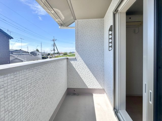 【中古戸建】足利市山川町のバルコニー|■バルコニー｜あたたかな陽のひかりを浴びることのできるバルコニー。お洗濯物やお布団を干せば、家族みんなが気持ちよく暮らすことができます(*^^*)